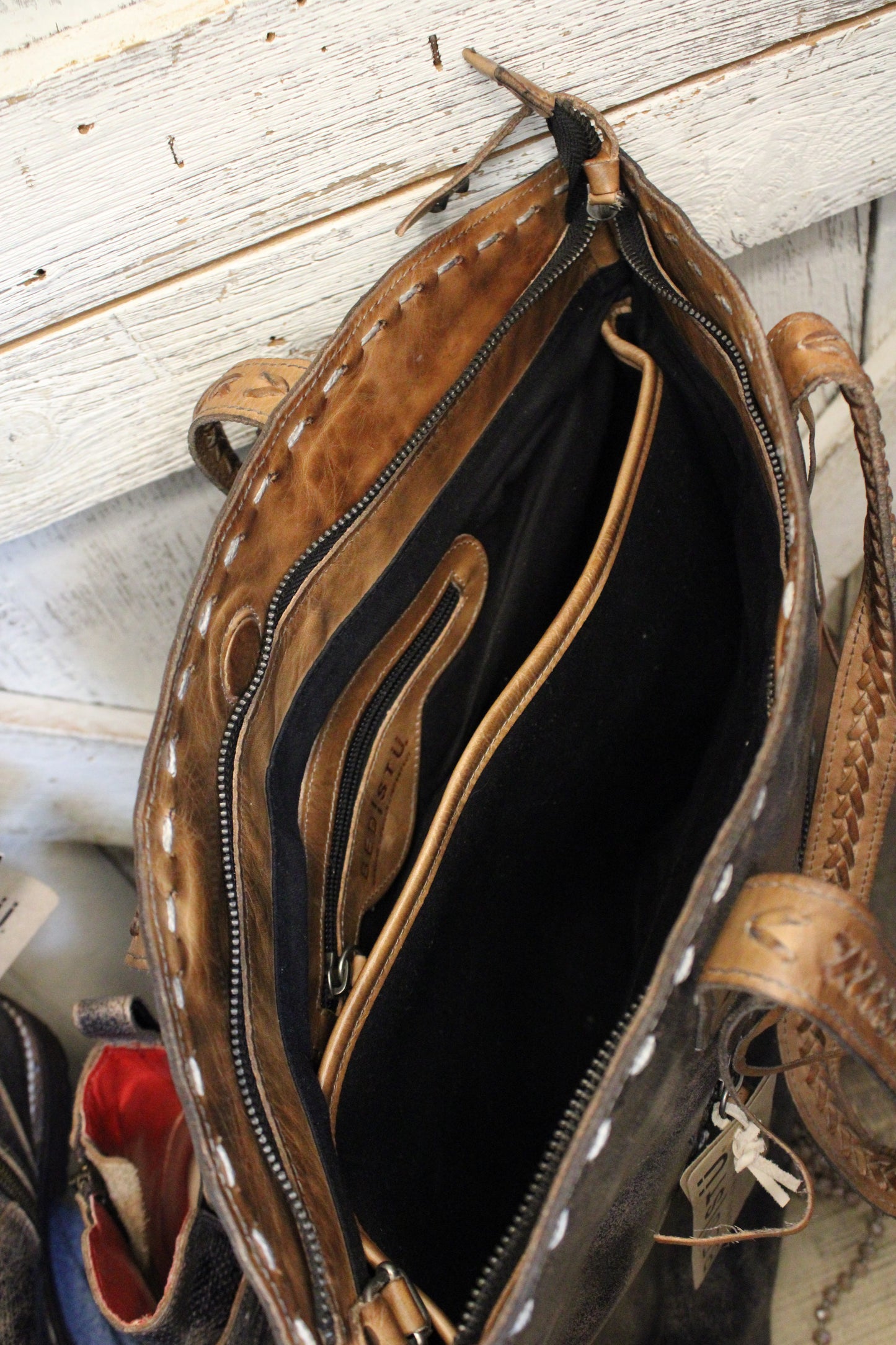 Bed|Stu Barra II Black Lux Tan Rustic Handbag