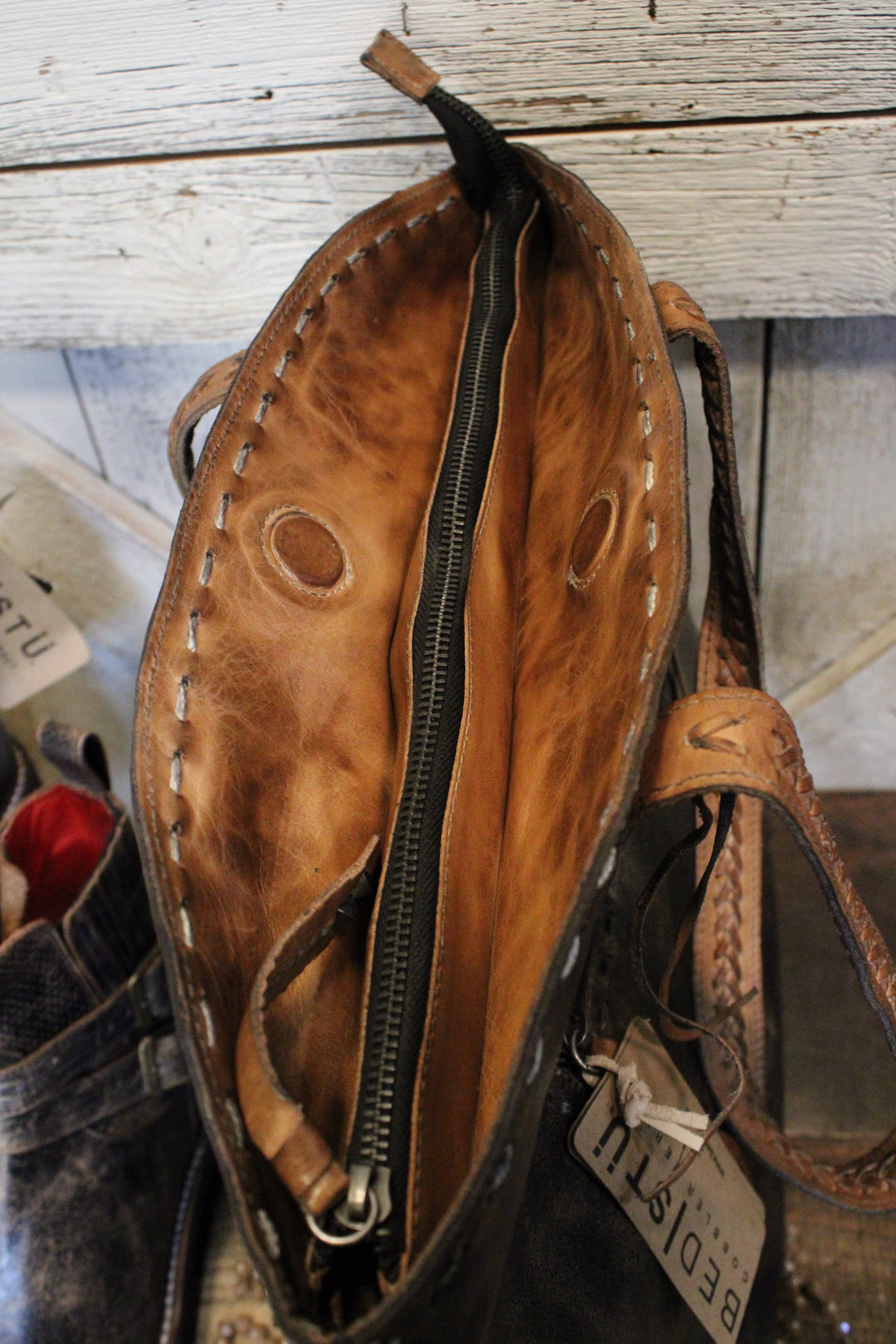Bed|Stu Barra II Black Lux Tan Rustic Handbag