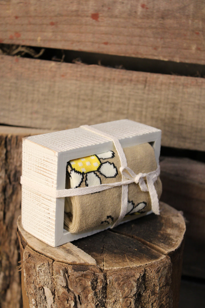 Bee You Box Sign &amp; Sock Set