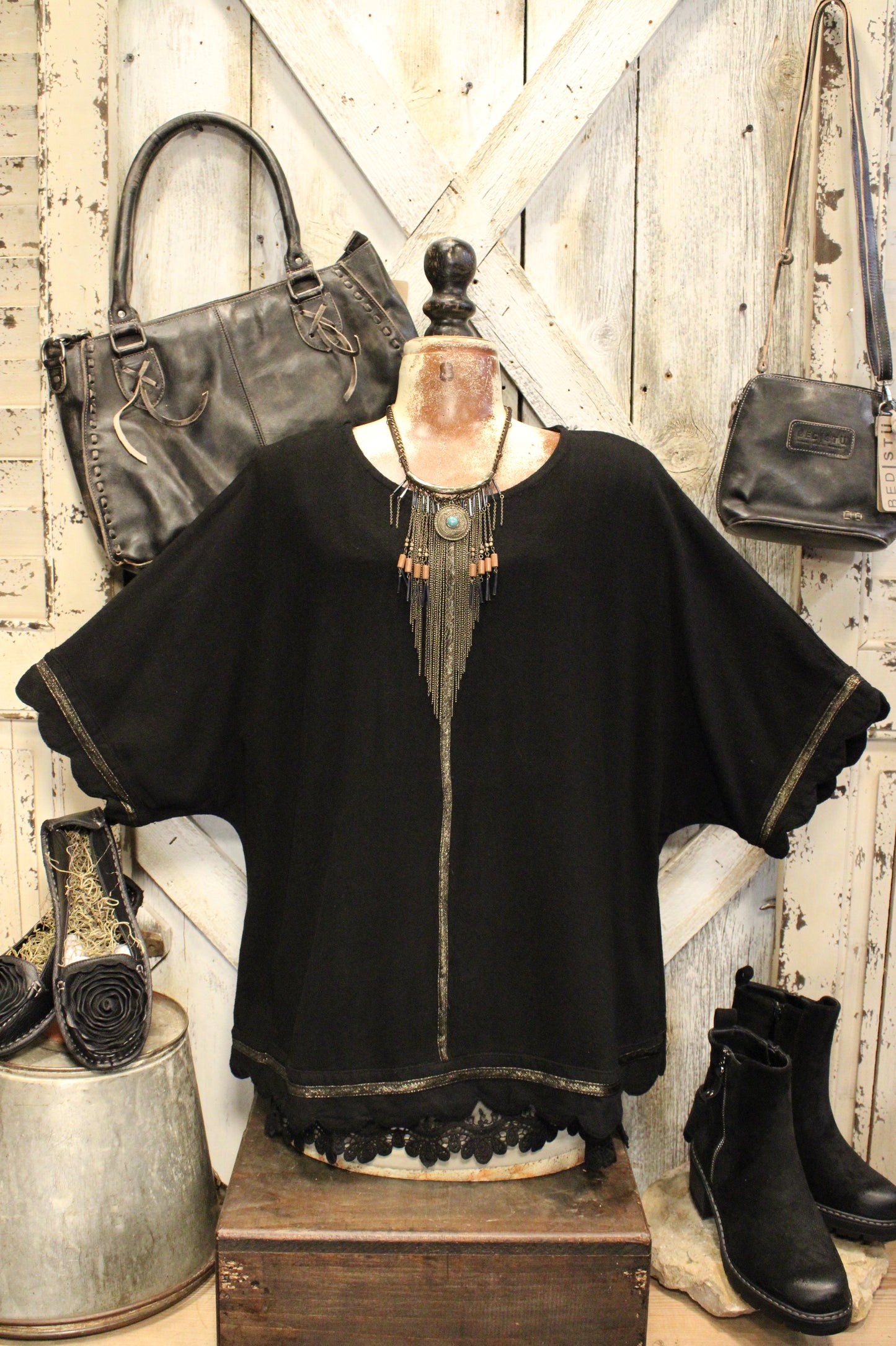 Gilded Edge Scallop Top