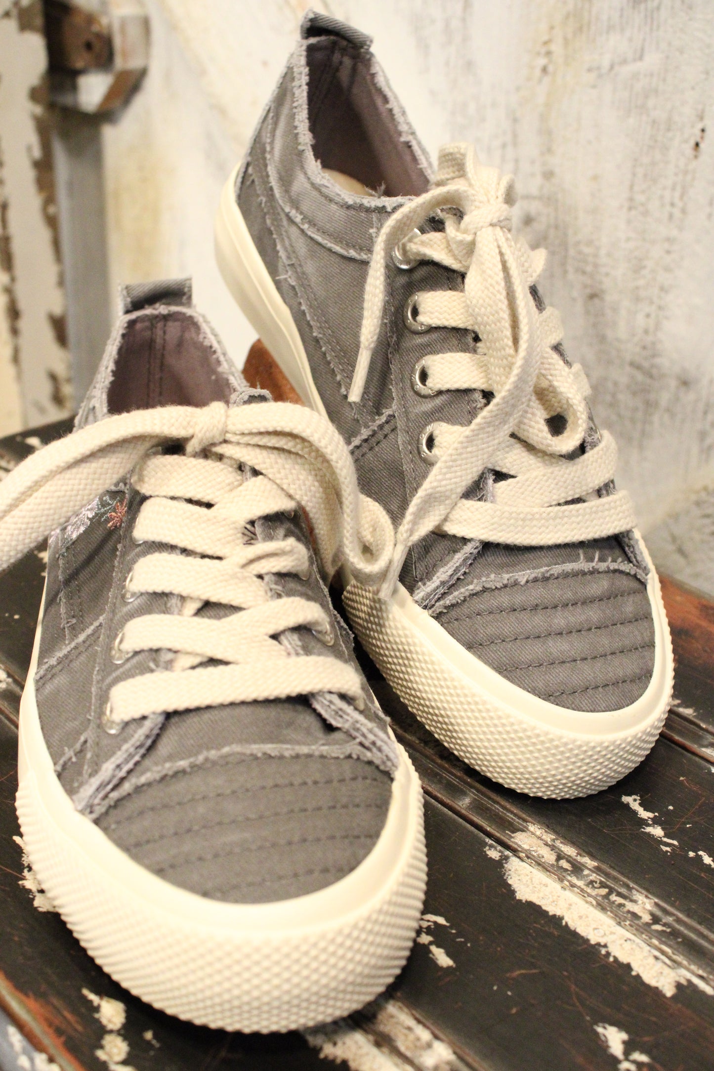 Very Sadie Dust Twill Charcoal Sneakers