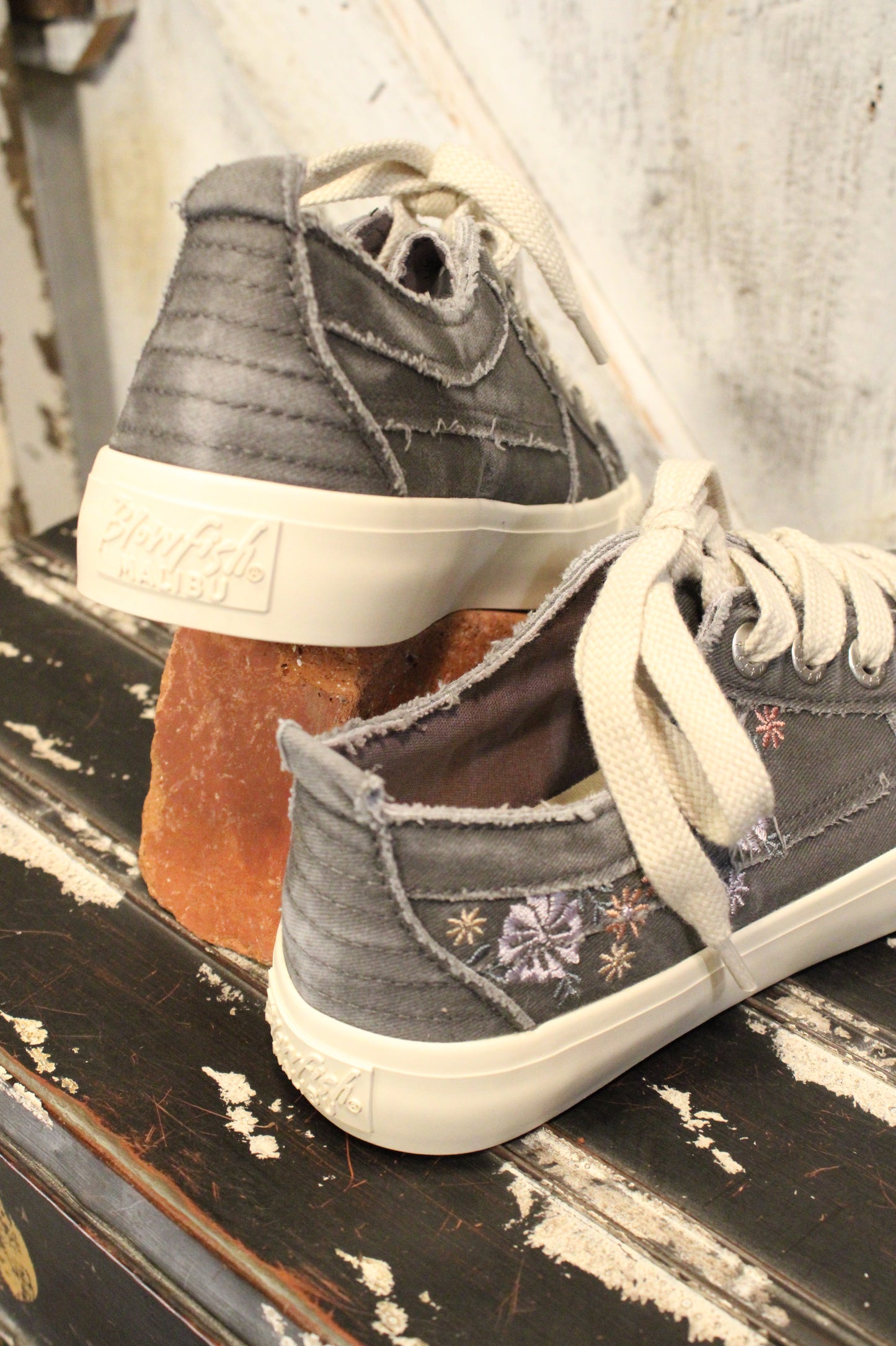 Very Sadie Dust Twill Charcoal Sneakers