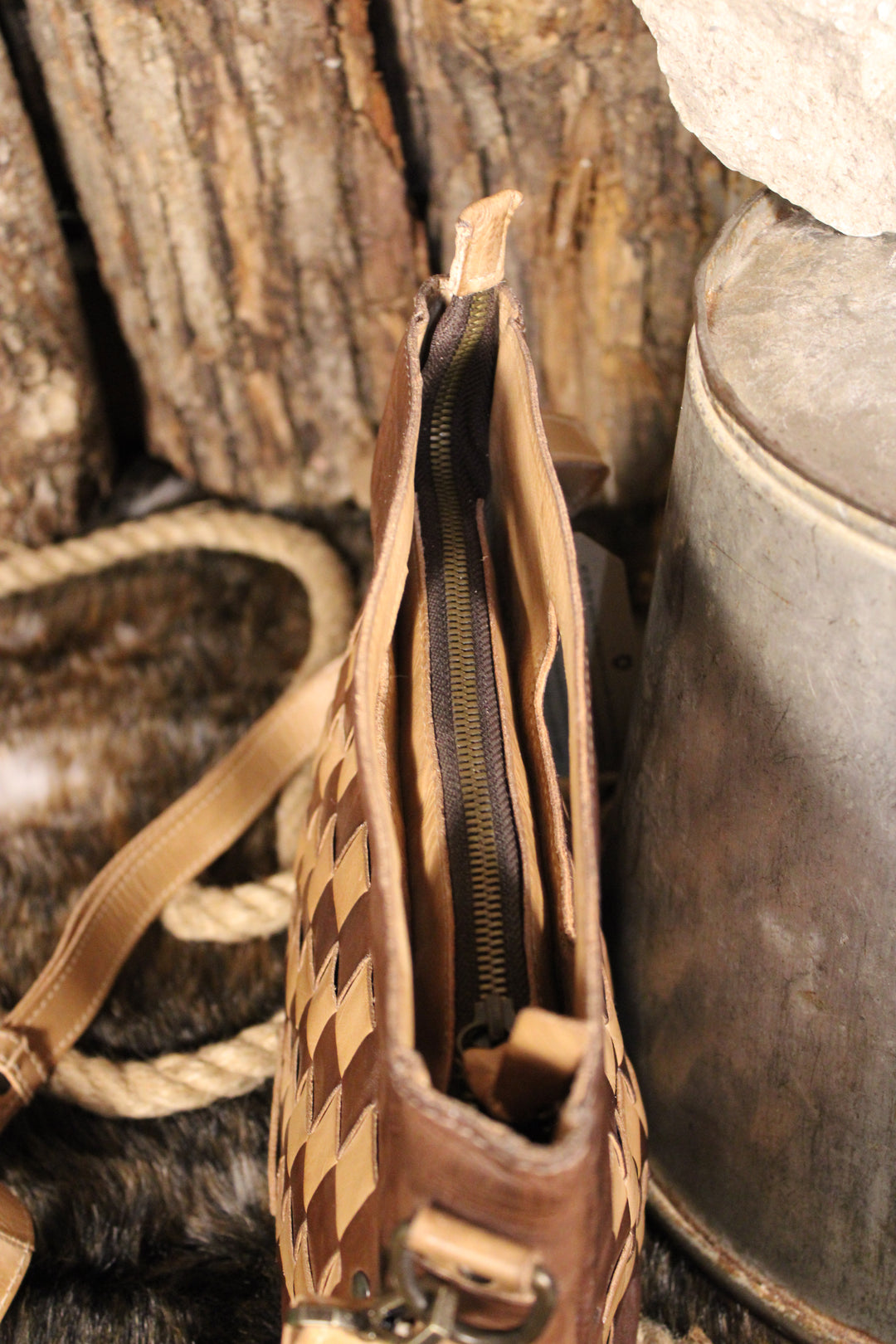 Bed|Stu Keiki Teak Oats Rustic Handbag
