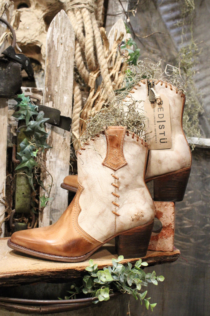 Bed|Stu Baila II Tan Rustic Nectar Lux Boots