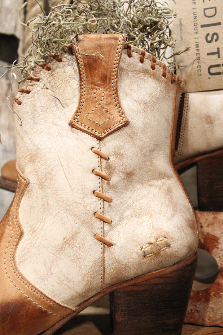 Bed|Stu Baila II Tan Rustic Nectar Lux Boots