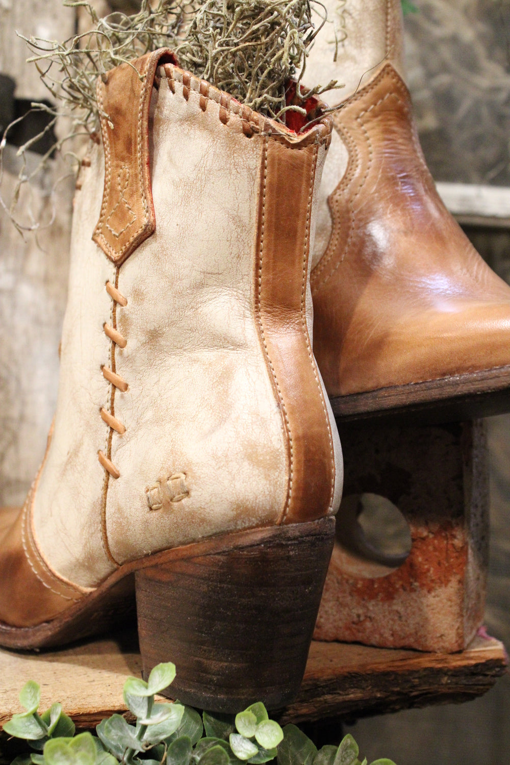 Bed|Stu Baila II Tan Rustic Nectar Lux Boots