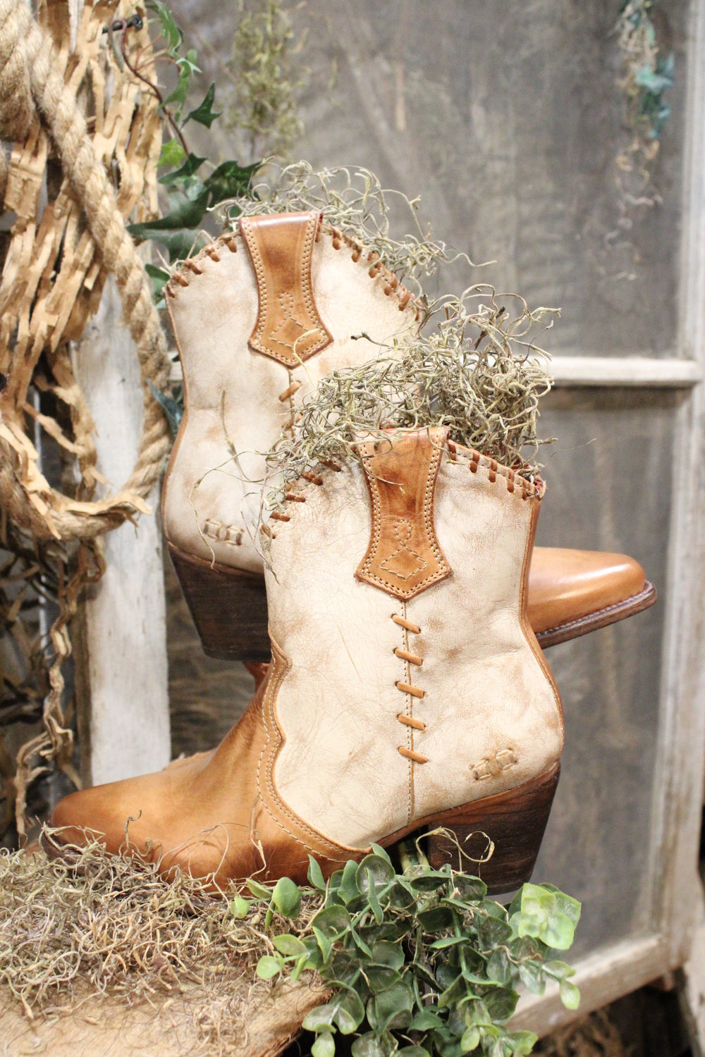 Bed|Stu Baila II Tan Rustic Nectar Lux Boots