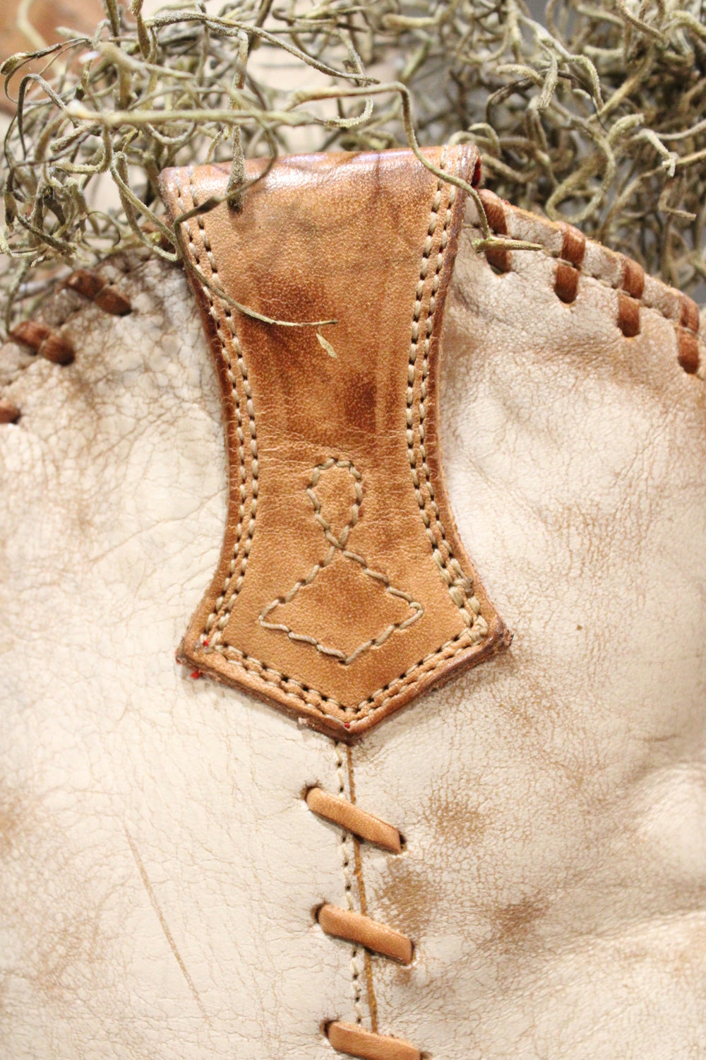 Bed|Stu Baila II Tan Rustic Nectar Lux Boots