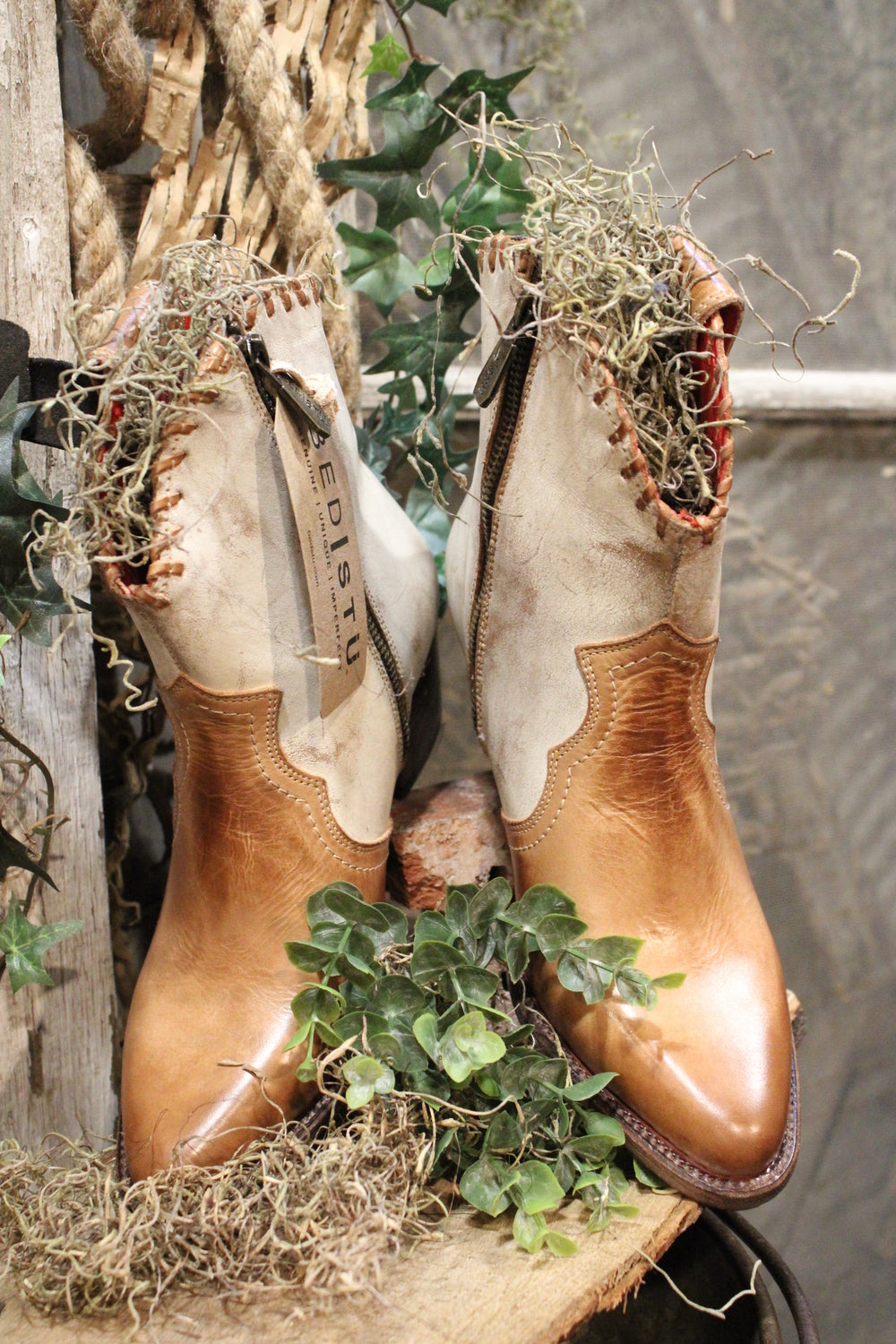 Bed|Stu Baila II Tan Rustic Nectar Lux Boots
