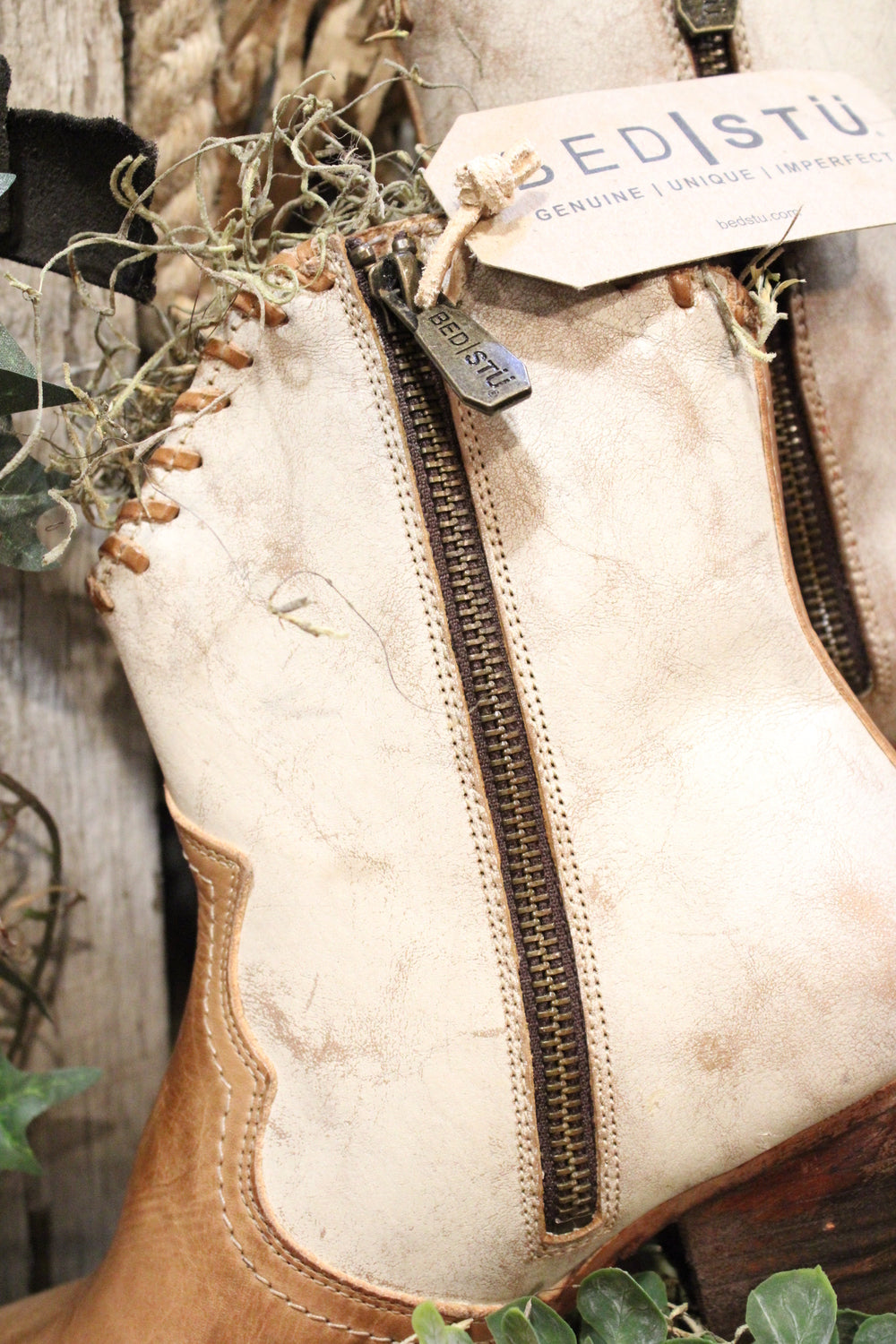Bed|Stu Baila II Tan Rustic Nectar Lux Boots