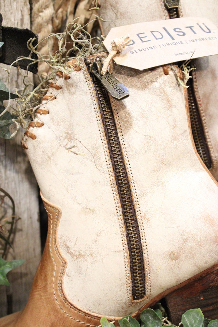 Bed|Stu Baila II Tan Rustic Nectar Lux Boots