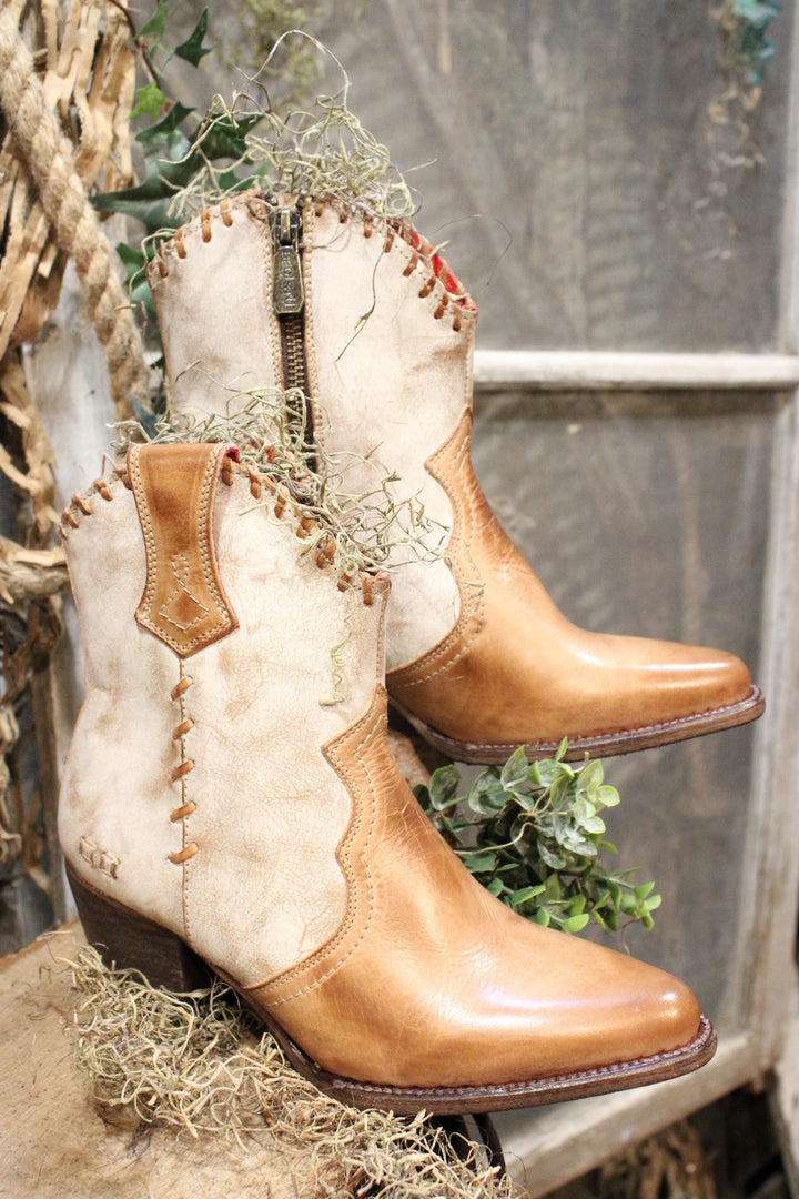 Bed|Stu Baila II Tan Rustic Nectar Lux Boots