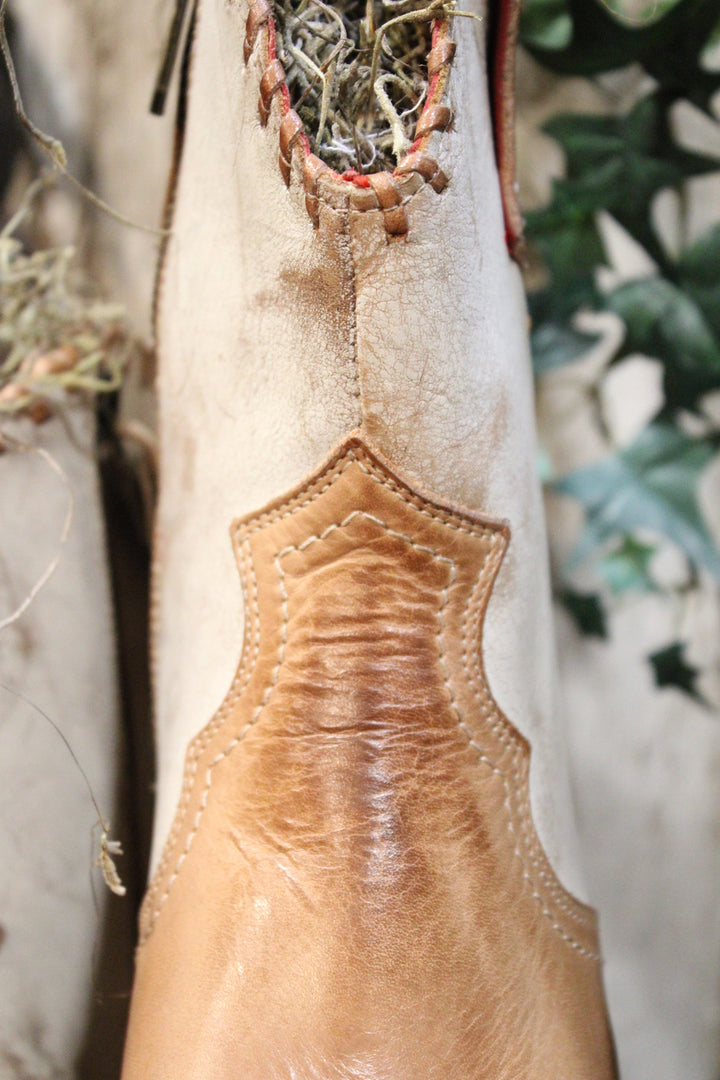 Bed|Stu Baila II Tan Rustic Nectar Lux Boots