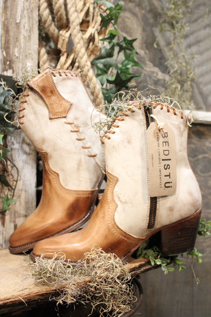 Bed|Stu Baila II Tan Rustic Nectar Lux Boots