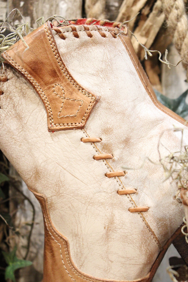 Bed|Stu Baila II Tan Rustic Nectar Lux Boots
